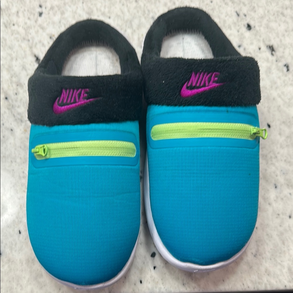 Nike Burrow slippers, fits women’s 8.5
